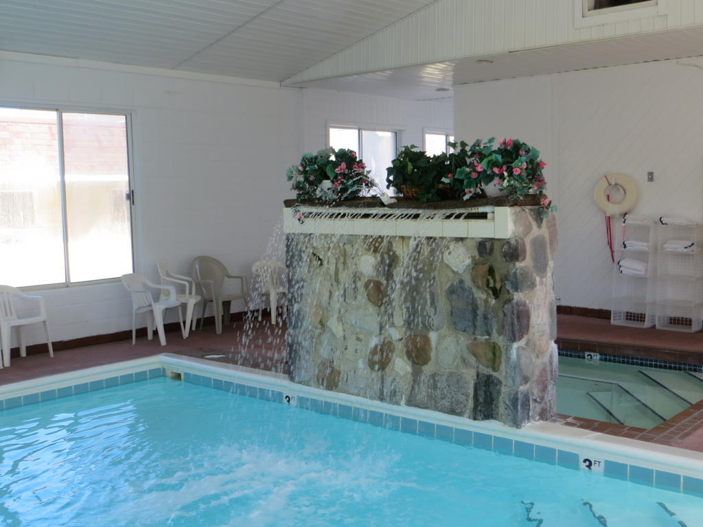 Waterfront Inn Mackinaw City Exterior foto